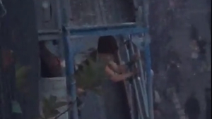 VIDEO| Partidă de amor, în balcon, în timpul protestelor violente din Franța!