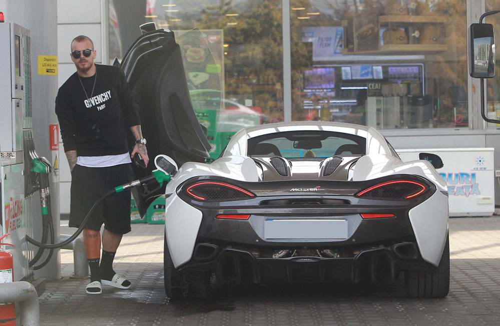 Denis Alibec a coborât în papuci la benzinărie ca să facă plinul McLaren-ului de 170.000 €