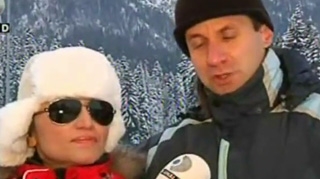 Urmeaza weekend romantic la munte! Uite cum a frecat-o cu zapada Alin Oprea pe sotia lui pe partia din Busteni