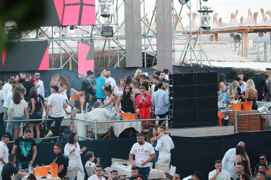 Cosmin, cunoscut drept ”Caz Stan”, a făcut show la Nuba Mamaia, alături de o brunetă, o șatenă și o blondă