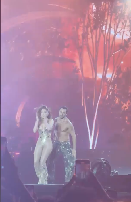 Jennifer Lopez, atingeri și zâmbete suspecte cu cel mai vechi dansator al său la concertul din București! EL e motivul divorțului de Ben Affleck?!