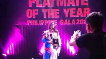 Rellys nu a castigat titlul de Playmate of the Year, dar vine acasa cu doua mari premii. Vezi cu ce se lauda iepurasul sexy