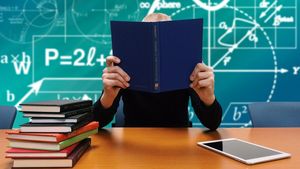 Vești bune pentru elevi. Se schimbă metoda de acordare a voucherelor educaționale