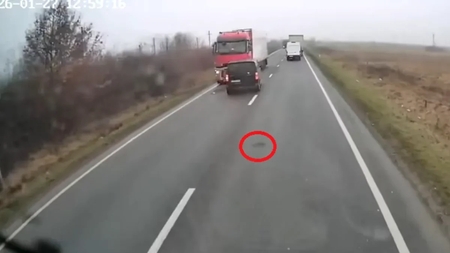 Scandal uriaș în fața spitalului! Rudele victimelor din accidentul din Timiș s-au năpustit asupra jurnaliștilor