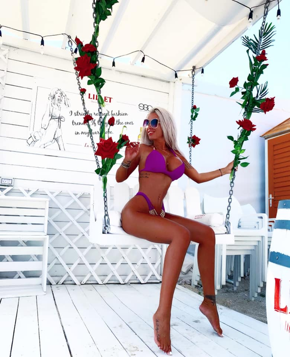 Loredana Chivu, imagini +18 la plajă! A luat bikini cu două numere mai mici și a rămas cu „rușinica” la vedere