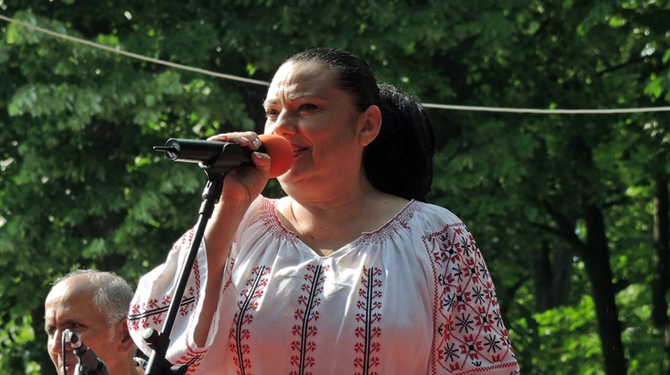 Sora unei cunoscute interprete de muzică populară a murit după ce a căzut de la etajul patru al blocului în care locuia