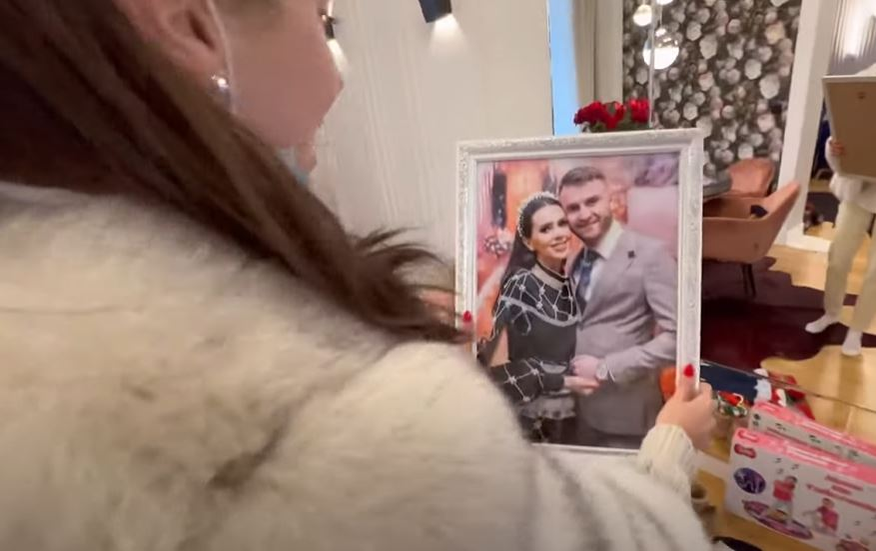 Și Georgiana Lobonț a primit un cadou special de Moș Nicolae. Sursă: Captură video Youtube