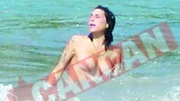 Amy, topless in vacanta