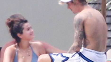 GALERIE FOTO. Au făcut spectacol la nunta tatălui său! Justin Bieber și Selena Gomez, poze incendiare! S-au pipăit de față cu toată lumea!
