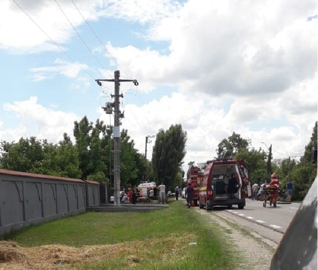 Accident cumplit în Dâmbovița. 15 persoane au fost rănite, după ce un TIR și un microbuz s-au izbit