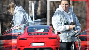 Simona Halep a ieșit la plimbare cu un super Porsche 911 Carrera de 200.000 €. Roșie ca focu’, să-i surâdă norocu’!
