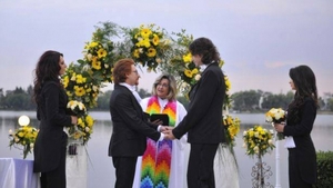 Cel mai cunoscut cuplu de gay s-a mutat in Spania. Indragostitii isi vad de casnicie. " Facem dragoste..."