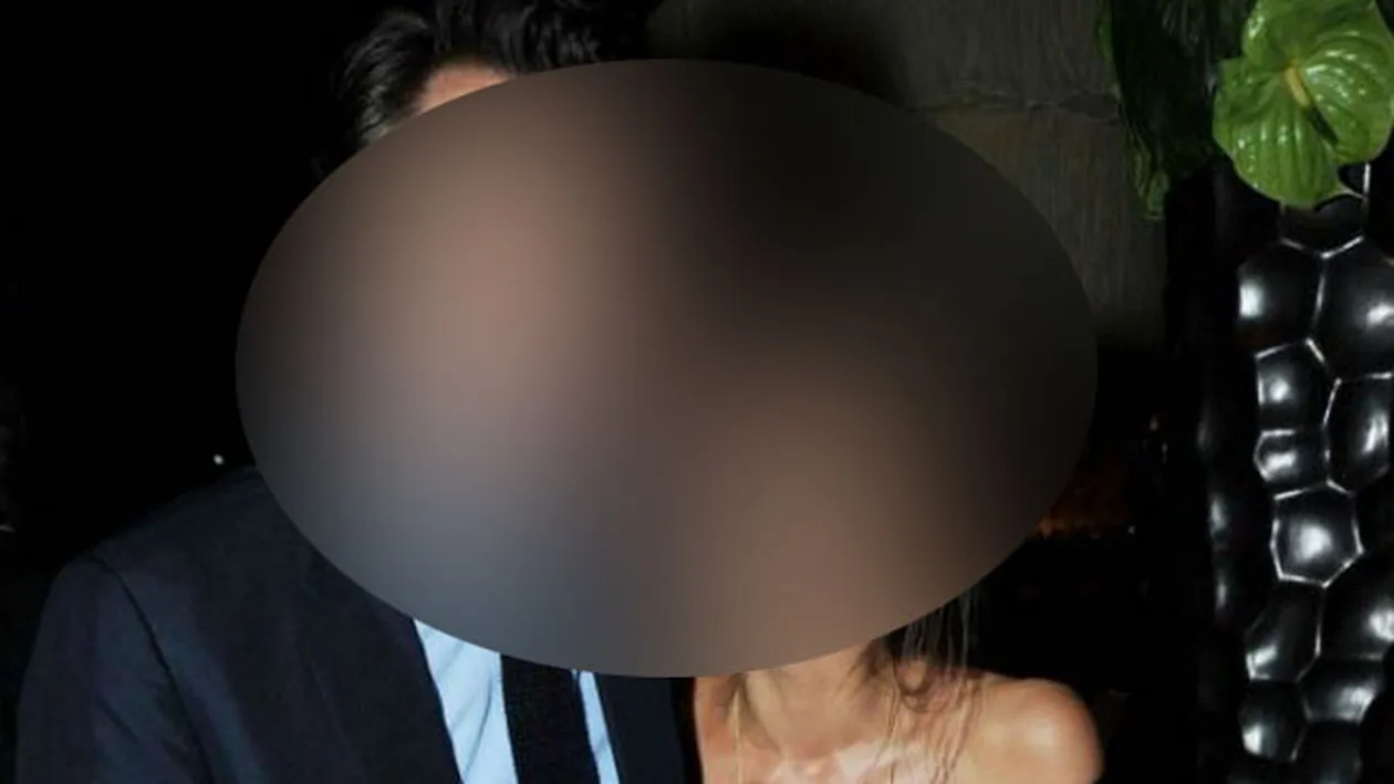 Luna despartirilor! Si ei si-au spus adio dupa numai doi ani de casnicie. Ea era cu 37 de ani mai tanara decat el