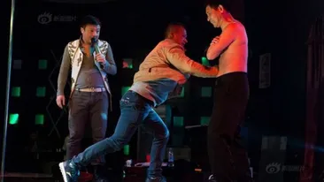 Omul acesta are cel mai DEMENT job din lume: este SACUL de box uman! Ai sa ramai masca daca afli cati bani castiga din asta!