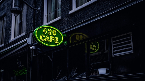 Decizie istorică în Amsterdam. Fumatul de marijuana va fi interzis pe străzile zonei celebre a orașului