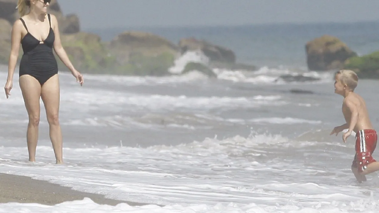 Mama, ce mama buna! Reese Witherspoon, sexy la plaja cu familia