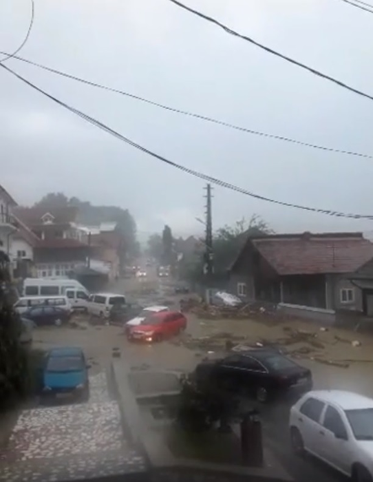 Mai multe mașini au fost luate de viitură