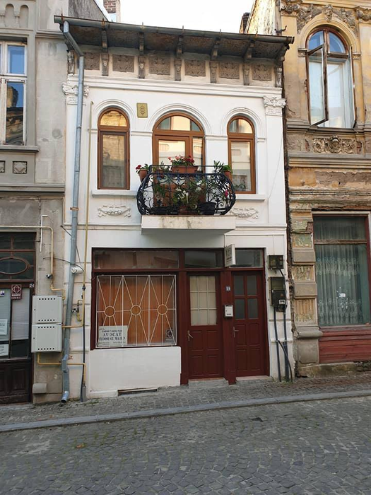 Așa arată acum casa în care Ceaușescu a deprins tainele cizmăriei
