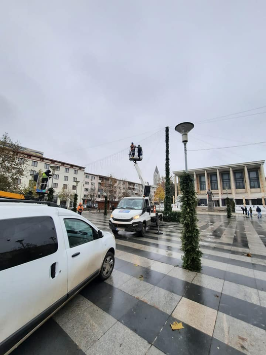 Coloana pe post de brad care i-a nemulțumit pe unii dintre băcăuani