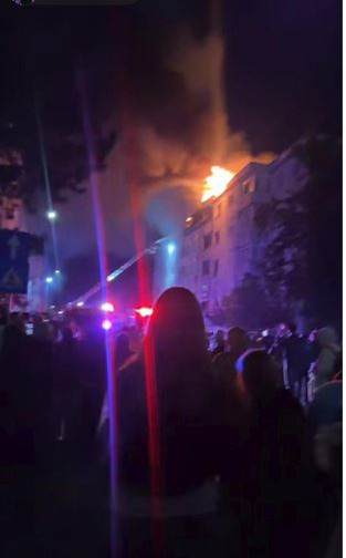 Incendiu de proporții în Suceava! Mansarda unui bloc a fost mistuită de flăcări