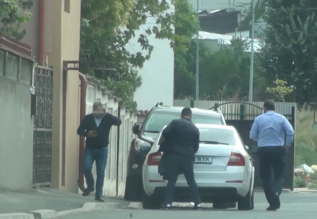 Gabriel Mutu se urcă în maşină şi pleacă de la croitor