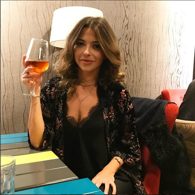 GALERIE FOTO INCENDIARĂ! Îţi stă inima când o vezi în costum de baie! Nu e topmodel, ci… E cea mai sexy-doctoriţă!