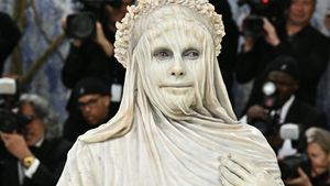 Vedeta care s-a transformat în sculptură pentru Met Gala 2026. Nimeni nu a recunoscut-o!