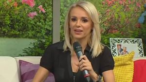 CATRINEL SANDU, prima apariţie la TV după ce şi-a făcut un „upgrade“ la nivelul bustului şi şi-a pus silicoane