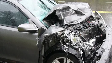 Doua persoane au murit in urma unui accident de masina! O a treia persoana este ranita