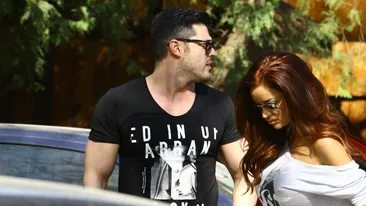 VIDEO Cea mai decoltata aparitie a Biancai Dragusanu in public, sub ochii lui Victor Slav! Era gata sa ii cada tricoul de pe ea!