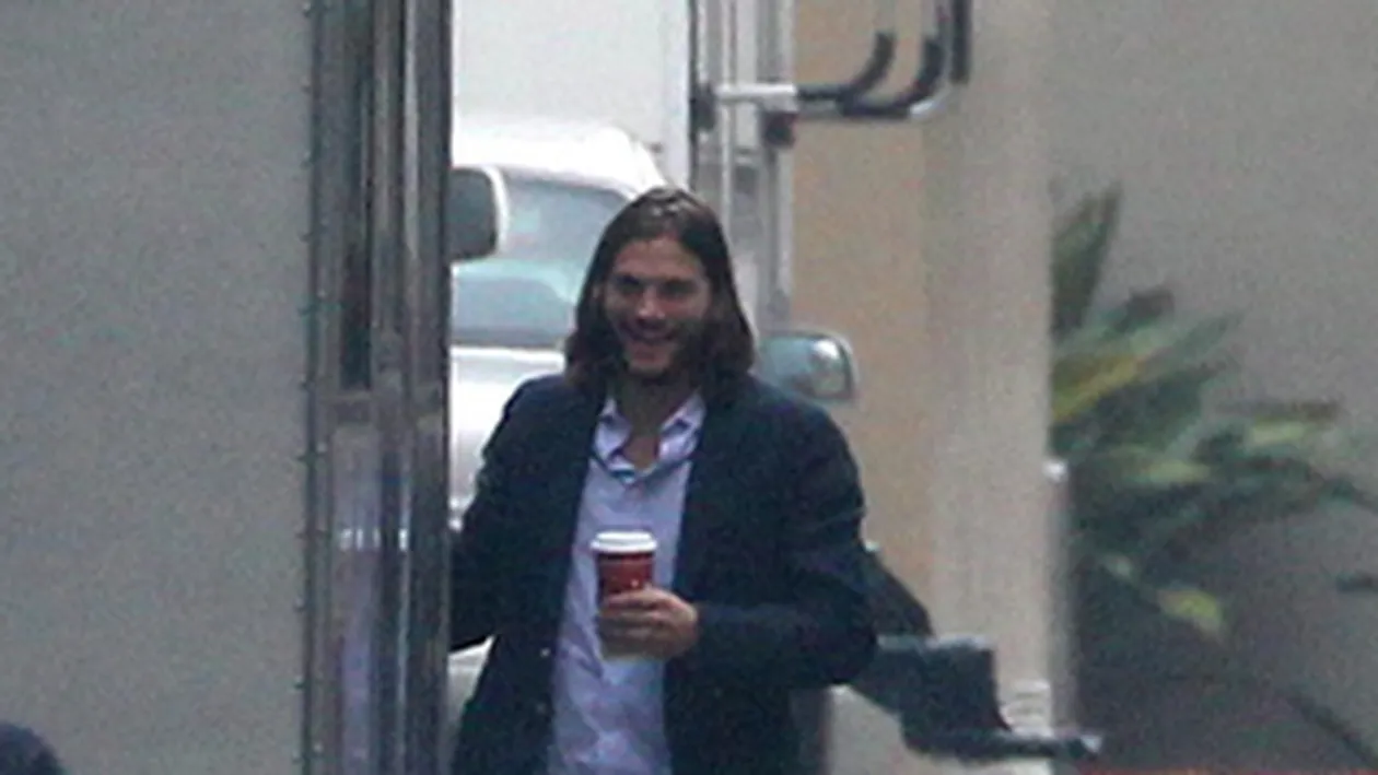 Ashton Kutcher, bucuros de oaspeti. In rulota cu fosta colega din That 70's Show
