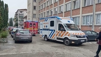 Atac la o școală din Bistrița. Un elev și-a înjunghiat profesoara în sala de clasă