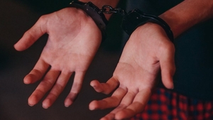 Poveste ca în filme la Iași. Un bărbat a găsit un pistol folosit de trupele speciale și l-a ascuns în pod. Ce a putut face soția când a văzut arma!
