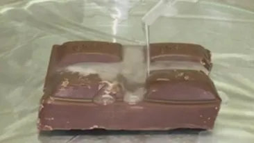 Experimentul care te va pune pe gânduri! A turnat acid peste o bucată de ciocolată, iar rezultatul i-a uimit pe toţi!