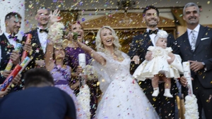 Tort uriaș pentru micuța Clara Maria! Andreea Bălan și George Burcea s-au cununat, iar fetița lor a fost creștinată FOTO
