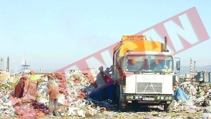 Isi risca viata din cauza gunoaielor