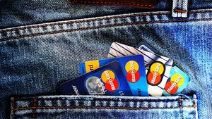 O tânără de 18 ani a luat credite bancare în valoare de 100.000 lei! Cum a fost prinsă și prin ce metodă opera