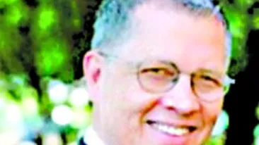 Presedintele unei universitati americane are apucaturi sado-maso! Racoleaza sclave sexuale pentru el si amoreza lui