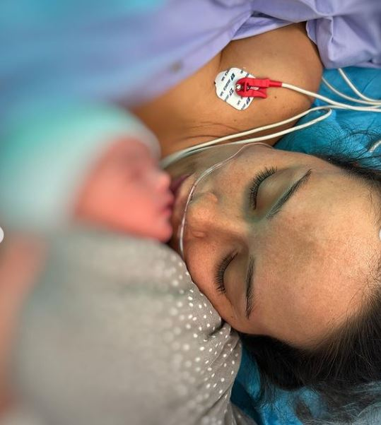 Vlăduţa Lupău, acuzată că a apelat la mamă surogat pentru fiul său, Iair! Prima reacţie a cântăreţei