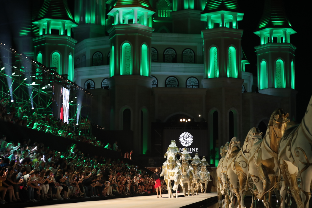 Conceptul  Dosso Dossi Fashion Show a luat naştere în urmă cu 15 ani, în 2002, şi aparţine omului de afaceri Ahmet Eraslan