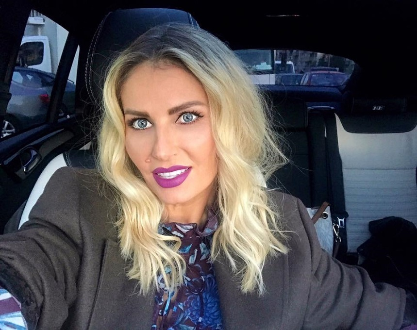Andreea Bănică a vrut să pozeze sexy, dar s-a făcut de râs! Detaliul rușinos din spatele ei