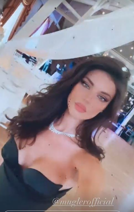 Daiana Anghel s-a căsătorit religios cu Sorin Gonțea! Fosta prezentatoare a strălucit în rochia de mireasă care a avut o croială sexy și provocatoare | FOTO