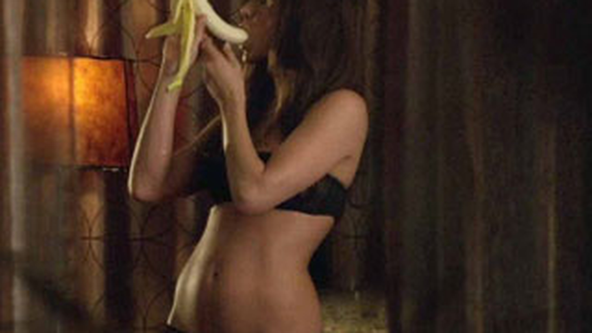 Jennifer Aniston ne arata cum se mananca o banana
