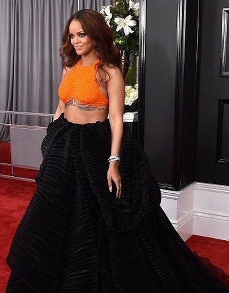 Rihanna a făcut senzaţie cu ţinuta aleasă pentru premiile Grammy