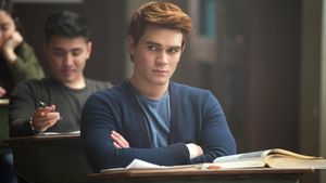 K.J. Apa, actorul care joacă rolul principal din celebrul serial "Riverdale", a intrat cu maşina în stâlp după ce a aţipit la volan! Producătorii sunt acuzaţi că îi tratează ca pe nişte sclavi pe actori şi pe cei din echipă
