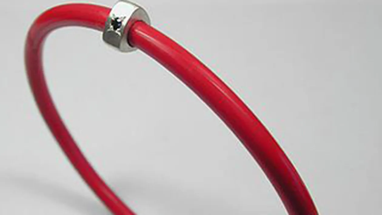 Un patron din Norvegia le obliga pe femei sa poarte o bratara rosie cand sunt la menstruatie