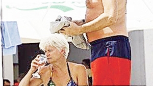 Monica Tatoiu se respecta la plaja! Uite-o cum savureaza un pahar de vin imbracata doar in costum de baie