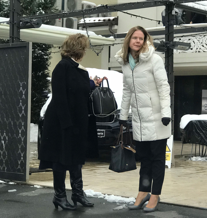 Christina Verchere și Mariana Gheorghe au fost lăsate să aștepte în frig, după ce au luat masa la un restaurant