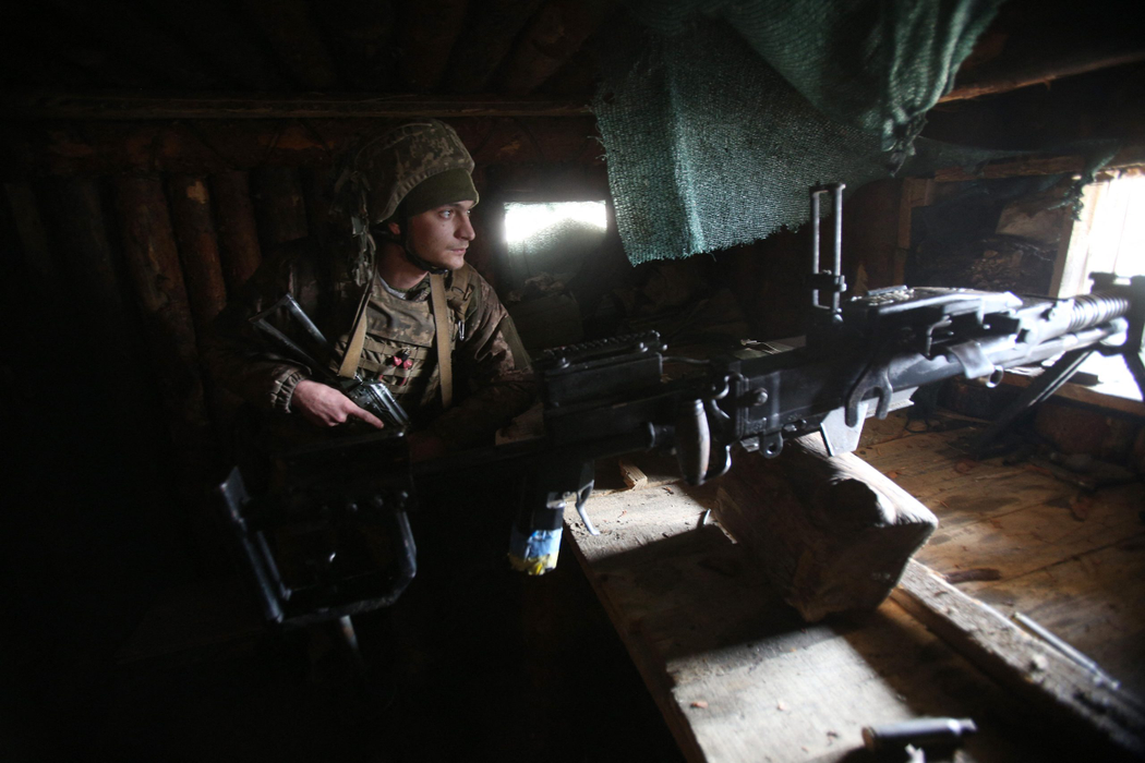 Militar ucrainean, în prima linie, cu separatiștii susținuți de Rusia, în apropierea orașului Schastia, lângă Lugansk, din estul Ucrainei, pe 23 februarie. (Sursa foto: profimedia.ro)