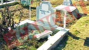 Au spart geamurile scolii si au profanat 14 morminte
